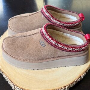 UGG women’s Tazz Slipper chestnut with Red Accents size 9 new with out box